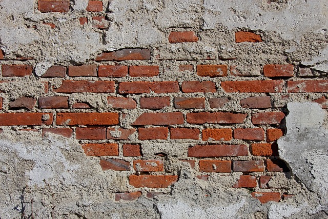 halb verputzte Ziegelwand